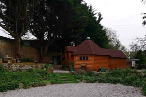 Charming 2-bed Cabin at Ashleigh House
