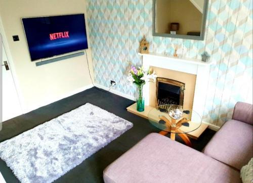 WIRRAL HOME WITH NETFLIX, 60in TV, SUPERFAST WIFI, PARKING, NEAR LPOOL, Moreton, Wirral
