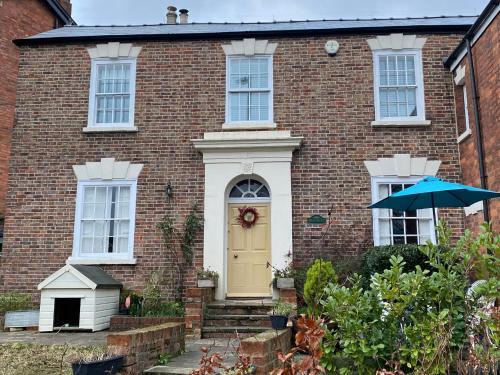 Cosy Country Cottage in City Centre, Gloucester, Gloucestershire