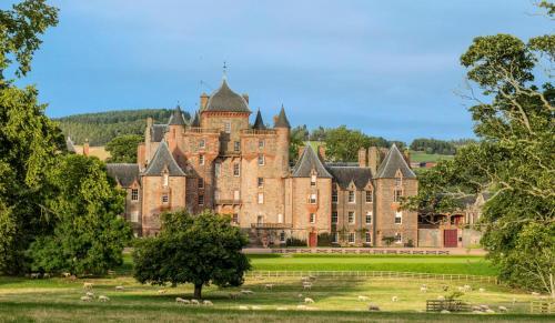 Lauder Chateau Sleeps 16 with WiFi, Lauder, Scottish Borders