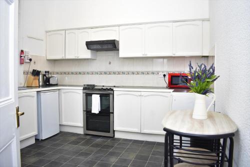 Spylaw - Charming 3BR above traditional pub 20 mins to city