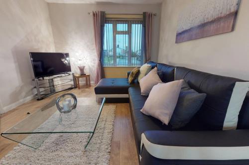 Large 2 Bedroom house Sleeps 6 by Srk Serviced Accommodation Peterborough with Parking & Wifi