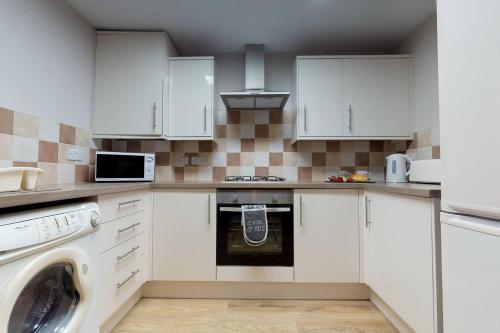 Large 2 Bedroom house Sleeps 6 by Srk Serviced Accommodation Peterborough with Parking & Wifi