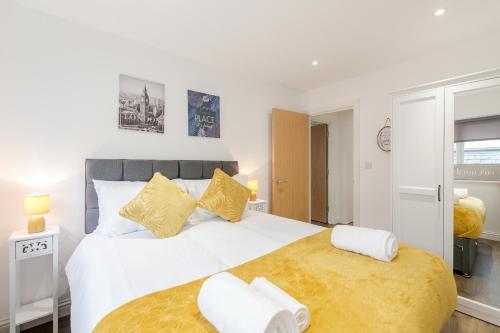 Watford Town Centre, Serviced One Bed Flat with choice of King or Twin Beds, Sleeps Up To 4 Sharing, FREE WiFi and FREE Movies