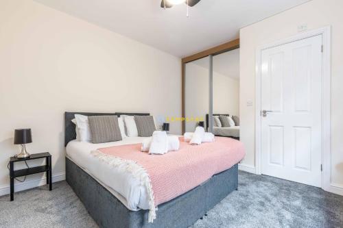 2 BED Modern apartment. Close to station & PARKING