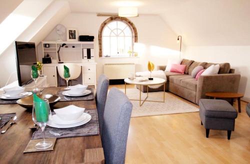 The Riverside by Banfield Living - A Beautifully Designed 2 Bed Oxford City Apartment with Parking