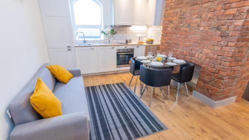 Spacious, Modern Duplex close to Mcr City Centre and Old Trafford By Pillo Rooms