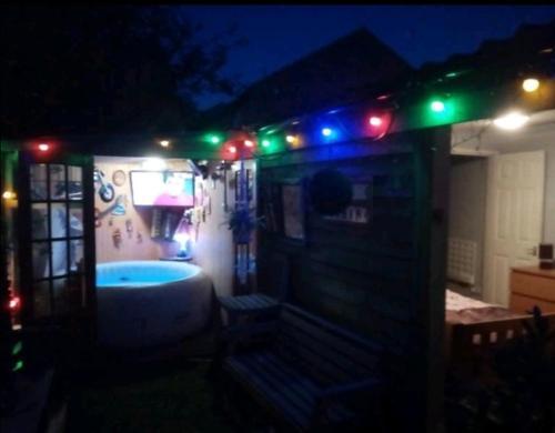 Chalet with hot tub behaved pets welcome, Clanfield, Hampshire
