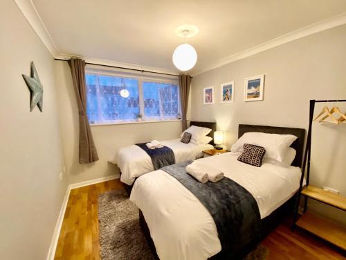 Fabulous Central Southsea Apartment - FREE PARKING - FREE WIFI - SMART TV - COMFY BEDS - 4 Single beds or 2 Doubles, Portsmouth, Hampshire