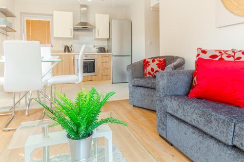 Modern Two Bedroom Apartment with Free Parking, Wifi and Netflix by HP Accommodation