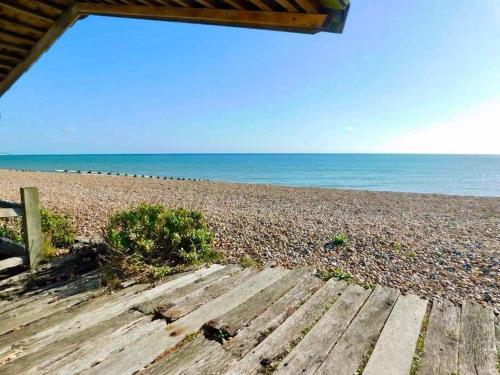 Stunning 4 Bed House with Private Beach