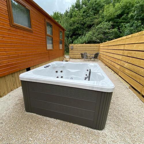 Fox Lodge at Owlet Hideaway - with Hot Tub, Near York