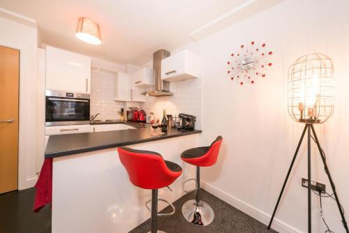 POSH PARLOUR BY JESOUTH - Allocated Parking Space, Netflix, City Centre, Free Wifi