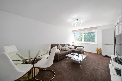 Gatewick Duplex Serviced Apartment with 3 Bedrooms, up to 5 beds