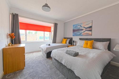 Bright and Modern Home 4 beds CCTV Parking, Richmond Hill, West Yorkshire