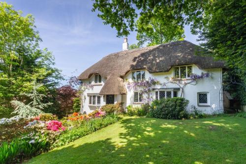 Forest Drove Cottage · Idyllic New Forest 6 Bedroom Thatched Cottage, Ellingham, Hampshire