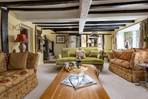 Forest Drove Cottage · Idyllic New Forest 6 Bedroom Thatched Cottage