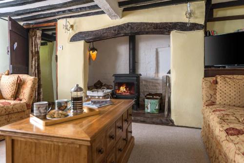 Forest Drove Cottage · Idyllic New Forest 6 Bedroom Thatched Cottage