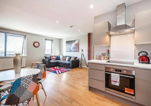 Spacious and Immaculate London-themed home with balcony for you!, Slough, Berkshire