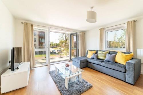 Spacious Two Bedroom, Two Bathroom Apartment with Free Parking, WiFi and Netflix by HP Accommodation, Woolstone, Buckinghamshire