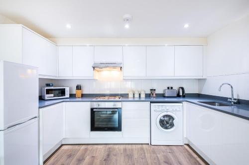 GREAT LOCATION - En Maison Watford Central Apartment - Free Parking & Free Wifi