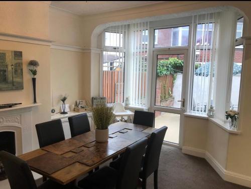 Stunning 4 bed house close to Blackpool Zoo, Town centre and Stanley Park