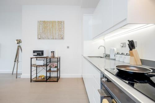 St Albans City Thameslink, Luxury Apartments, GREAT LOCATION, Sleeps up to 6, Free Parking, Free WiFi & Movies, Direct link to London St Pancras, Gatwick & Luton Airports