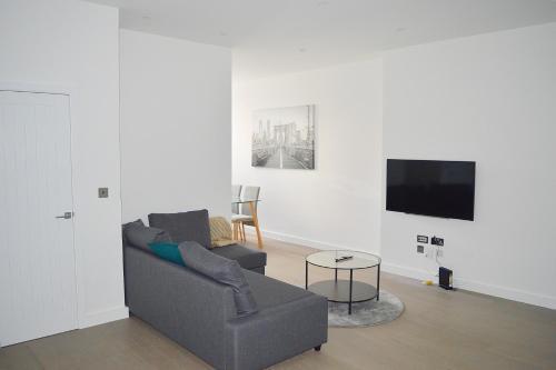 Spacious 1 Bed Luxury St Albans Apartment - Free WiFi & Parking