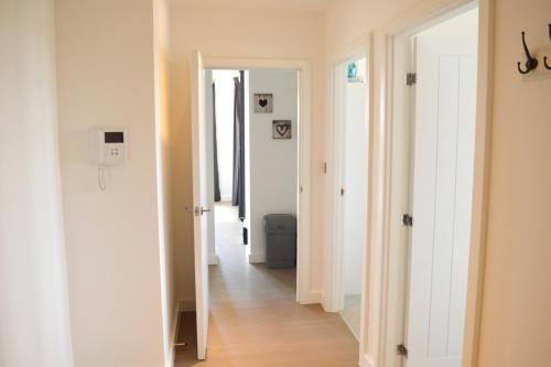 Deluxe 2 Bedroom St Albans Apartment - Free WiFi & Parking, St Albans, Hertfordshire