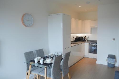 Luxury 2 Bedroom St Albans Apartment - Free WiFi & Parking