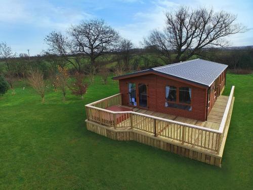 TULIP LODGE-Green & Peace with hot tub, Habton, North Yorkshire