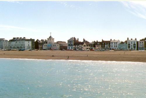 Tranquil Beachfront Deluxe Two Bedroom Apartment, Deal, Kent