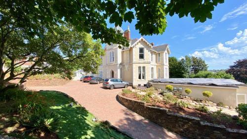 Torbay Rise - With pool, hot tub, sauna, gym, games and cinema room; sea views, Torquay, Devon