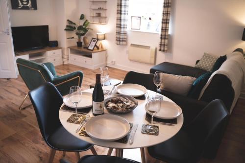 Stylish 2-Bed Apartment in Chester by 53 Degrees Property, Ideal for Professionals & Couples, City Centre - Sleeps 5, Chester, Cheshire