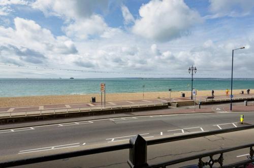 Spacious 3 bedroom Beachfront property with amazing sea views!, Portsmouth, Hampshire