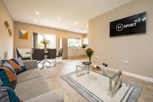 Blossom House - Deluxe 5-Bed in Solihull Close to JLR, NEC & Airport, Solihull, West Midlands