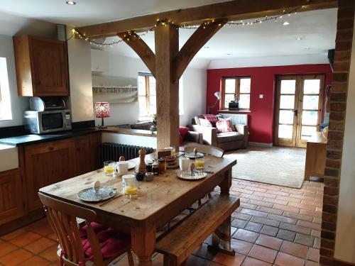 Delightful cottage on the River Adur close to Brighton & the Downs no dogs sorry, Steyning, West Sussex