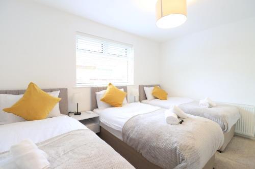 The Cosy House with Free Parking and Netflix - Perfect for Contractors, Families & Groups by Yoko Property