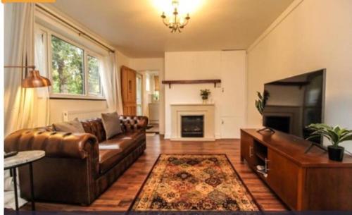 Lovely Victoria Conversion Flat with a Garden in Brentwood
