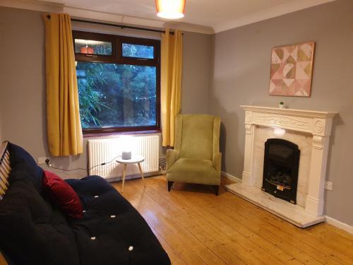 Self Contained 4 Bed House with Off Street Parking