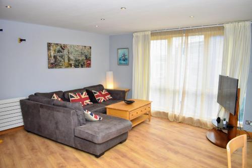 Coburg Street - Ideal 3BR in Leith, 25-min to Princes St w parking, Leith, Midlothian