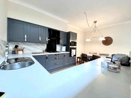 Luxurious 2 Bedroom Apartment in Elgin - Free Parking, Free WiFi - Lesmurdie House