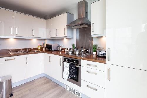 2 Bedroom 2 Bathroom Apartment in Central Milton Keynes with Free Parking and Smart TV - Contractors, Relocation, Business Travellers