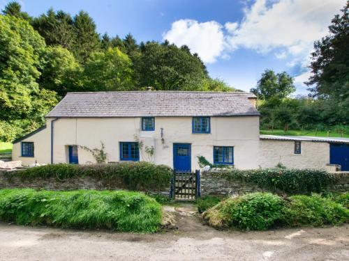 Beautiful Holiday Home in Milltown with Garden, Saint Winnow, Cornwall