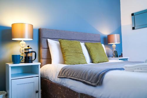 Self-Contained Modern Maisonette I eco-Serviced Accommodation I Free Range Stays, Bedford, Bedfordshire