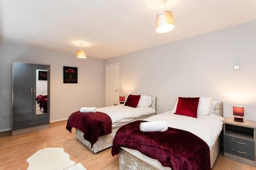 The Alnham, large apartment near city centre with parking