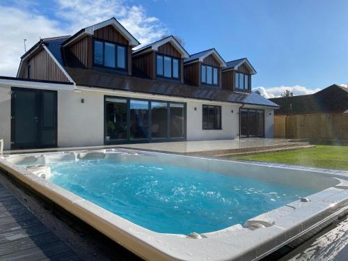 Large Luxury 5 Bedroom House with Large Garden and SwimSpa (Pool/Hot Tub) Near Poole, Dorset