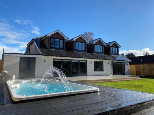 Large Luxury 5 Bedroom House with Large Garden and SwimSpa (Pool/Hot Tub) Near Poole, Dorset