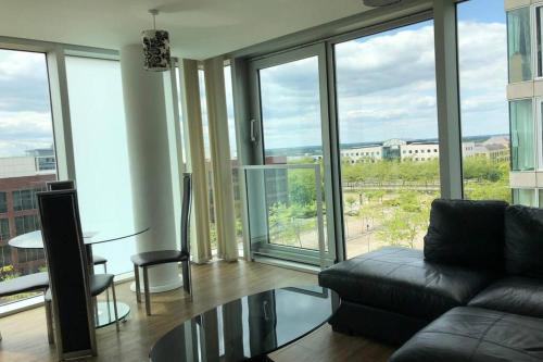 2 Bedroom 2 Bathroom Apartment in Central Milton Keynes with Free Parking - Contractors, Relocation, Business Travellers