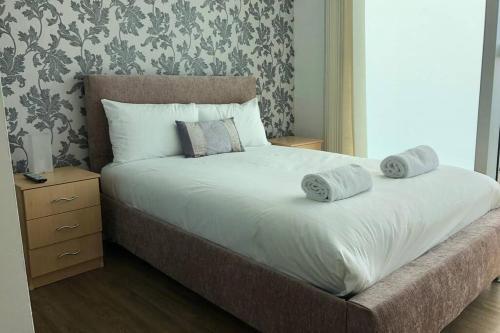 2 Bedroom 2 Bathroom Apartment in Central Milton Keynes with Free Parking - Contractors, Relocation, Business Travellers